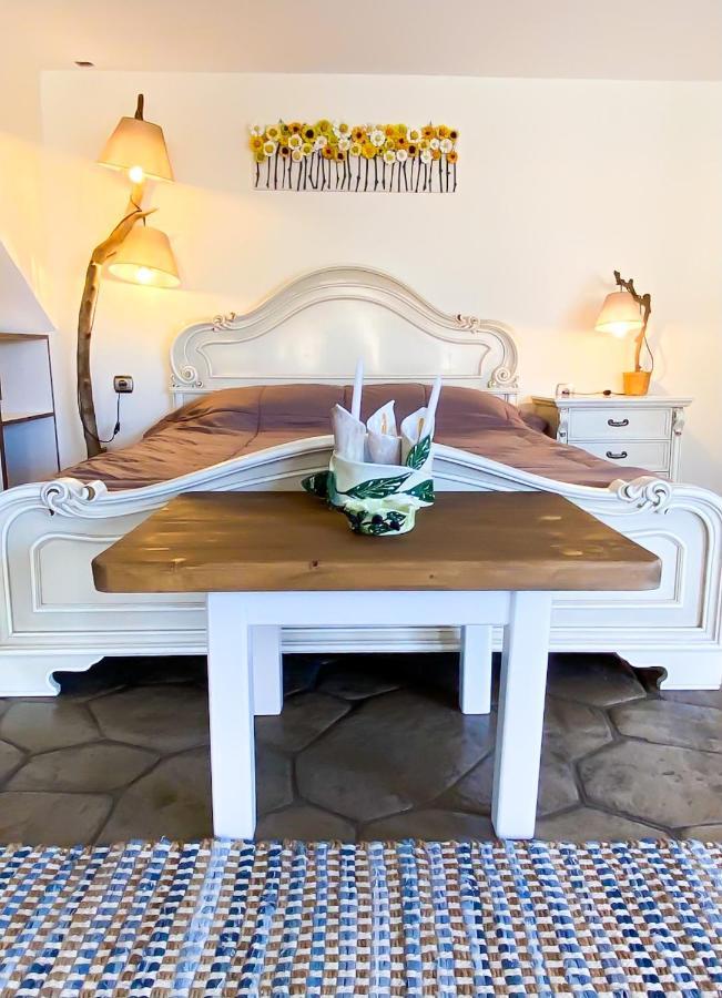 Pistachio Guesthouse, Παραδοσιακός Ξενώνας Vathí Exteriör bild